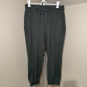 Lululemon women’s size‎ 8 Olive green high rise cropped joggers